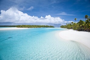 On the beach, white sand, sun loungers, beach towels - Tamanu Beach (Aitutaki)