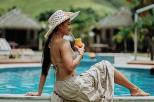 2 piscinas al aire libre, sombrillas, sillones reclinables de piscina