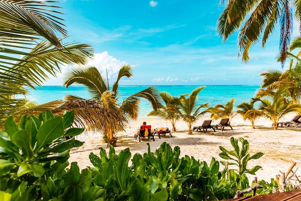 Plage, sable blanc, chaises longues, serviettes de plage