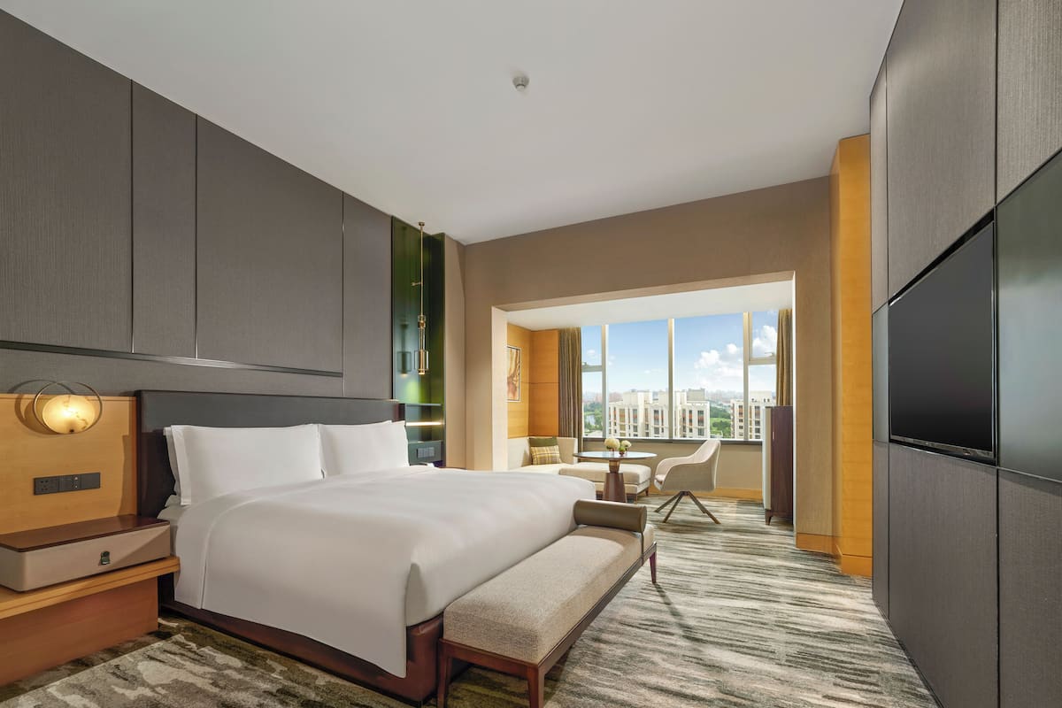 Hilton Deluxe King | Premium bedding, down duvets, minibar, in-room safe