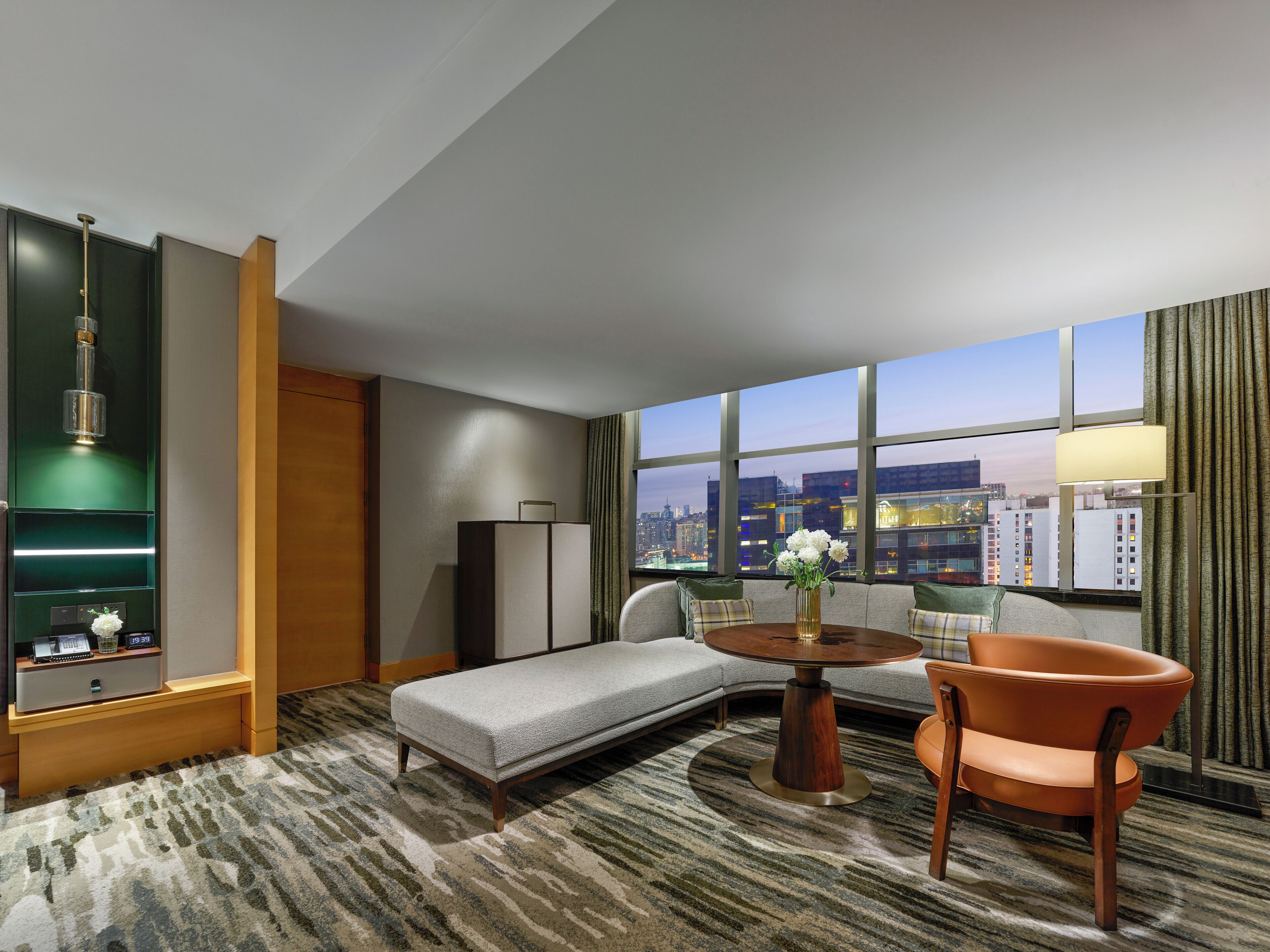 Suite – junior, 1 kingsize-seng | Oppholdsområde | En 42-tommers LCD-TV med kabel-kanaler samt TV og iPod-dokkingstasjon