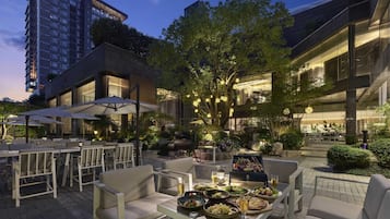 Breakfast, lunch, dinner served; international cuisine