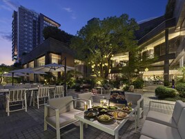 供应早餐、午餐和晚餐，国际美食