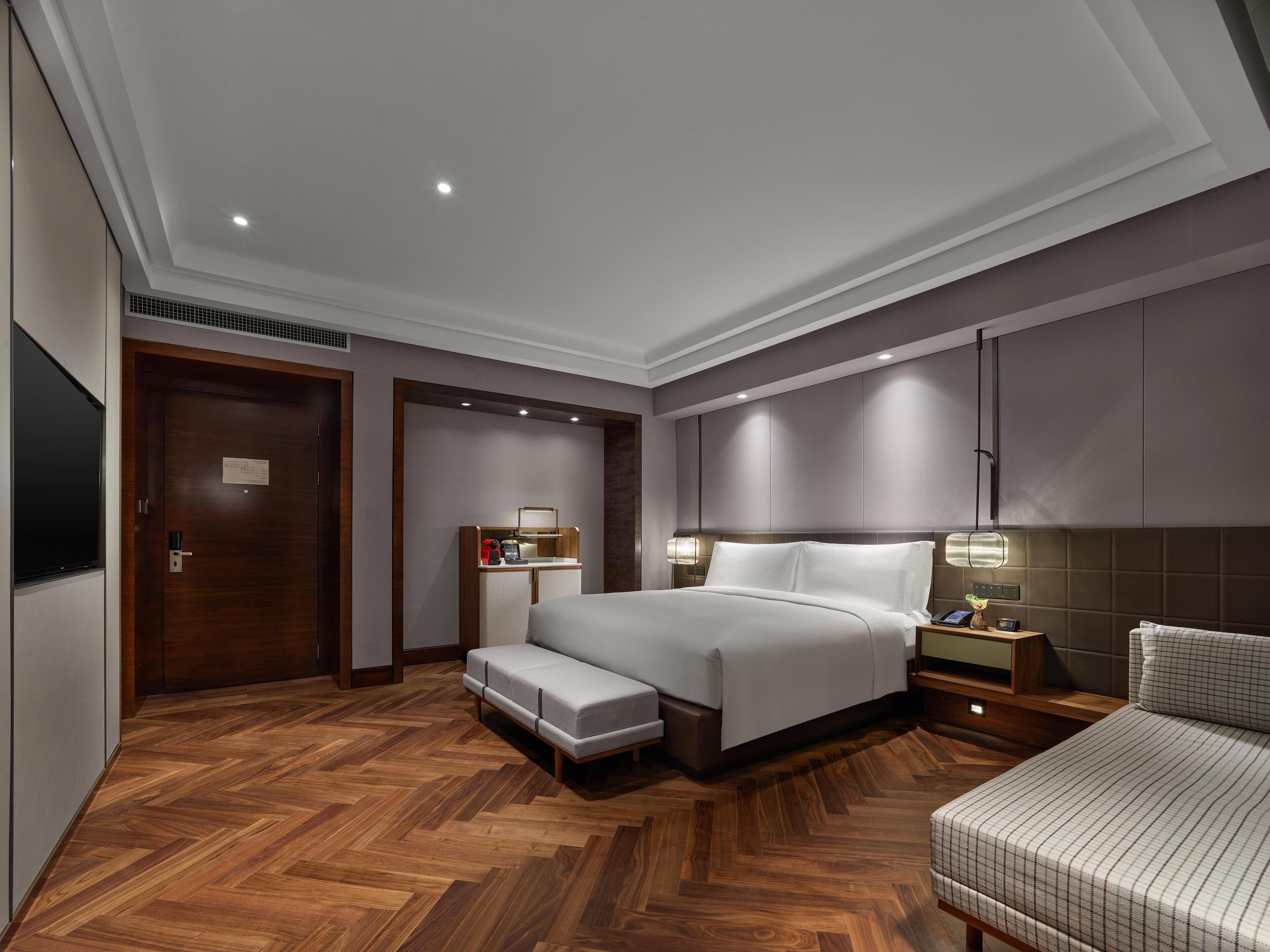 Ropa de cama de alta calidad, cubrecamas y minibar 