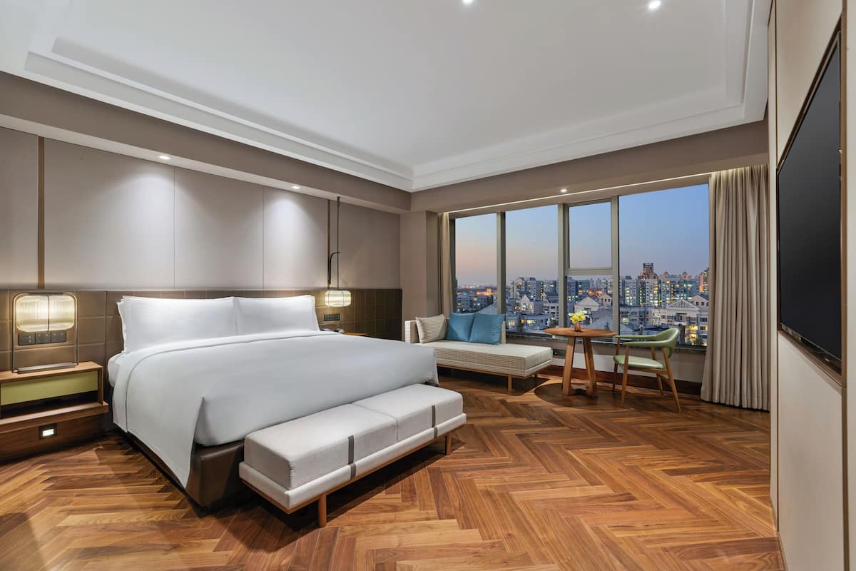 Hilton Premier King | Premium bedding, down duvets, minibar, in-room safe