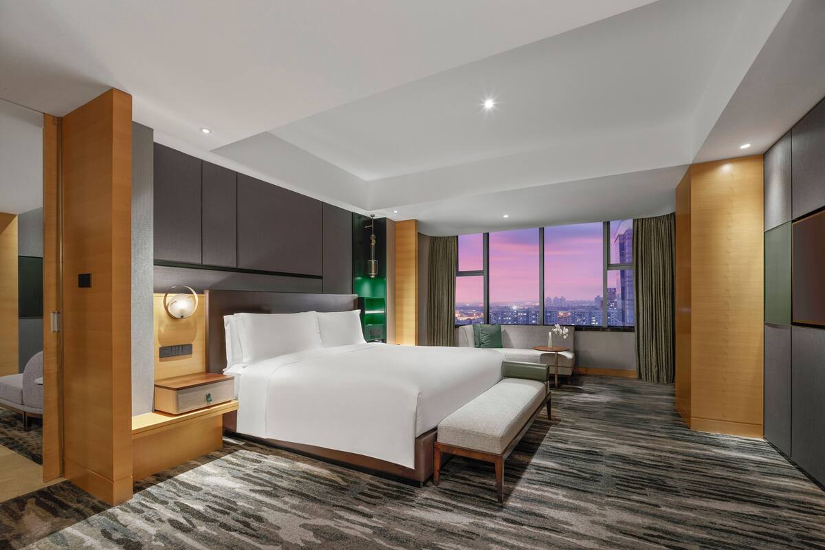 Suite – deluxe, 1 kingsize-seng | Sengetøy av topp kvalitet, dundyner, minibar og safe på rommet