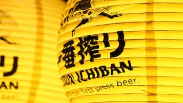 Gros plan d’une lanterne jaune ornée de caractères japonais et de l’inscription « Ichiban Beer ».