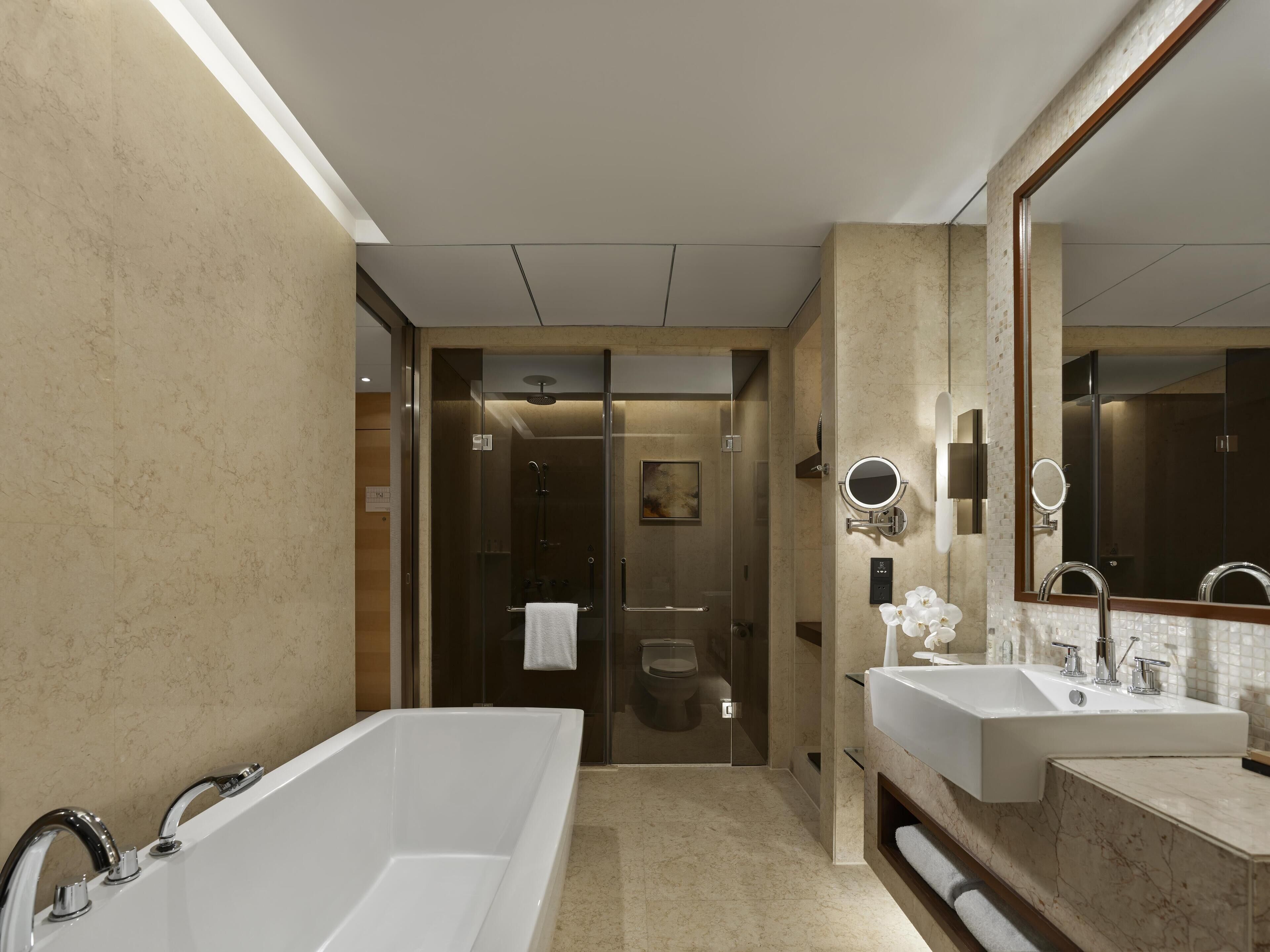 Badewanne und Dusche (separat), Regendusche, Designer-Toilettenartikel