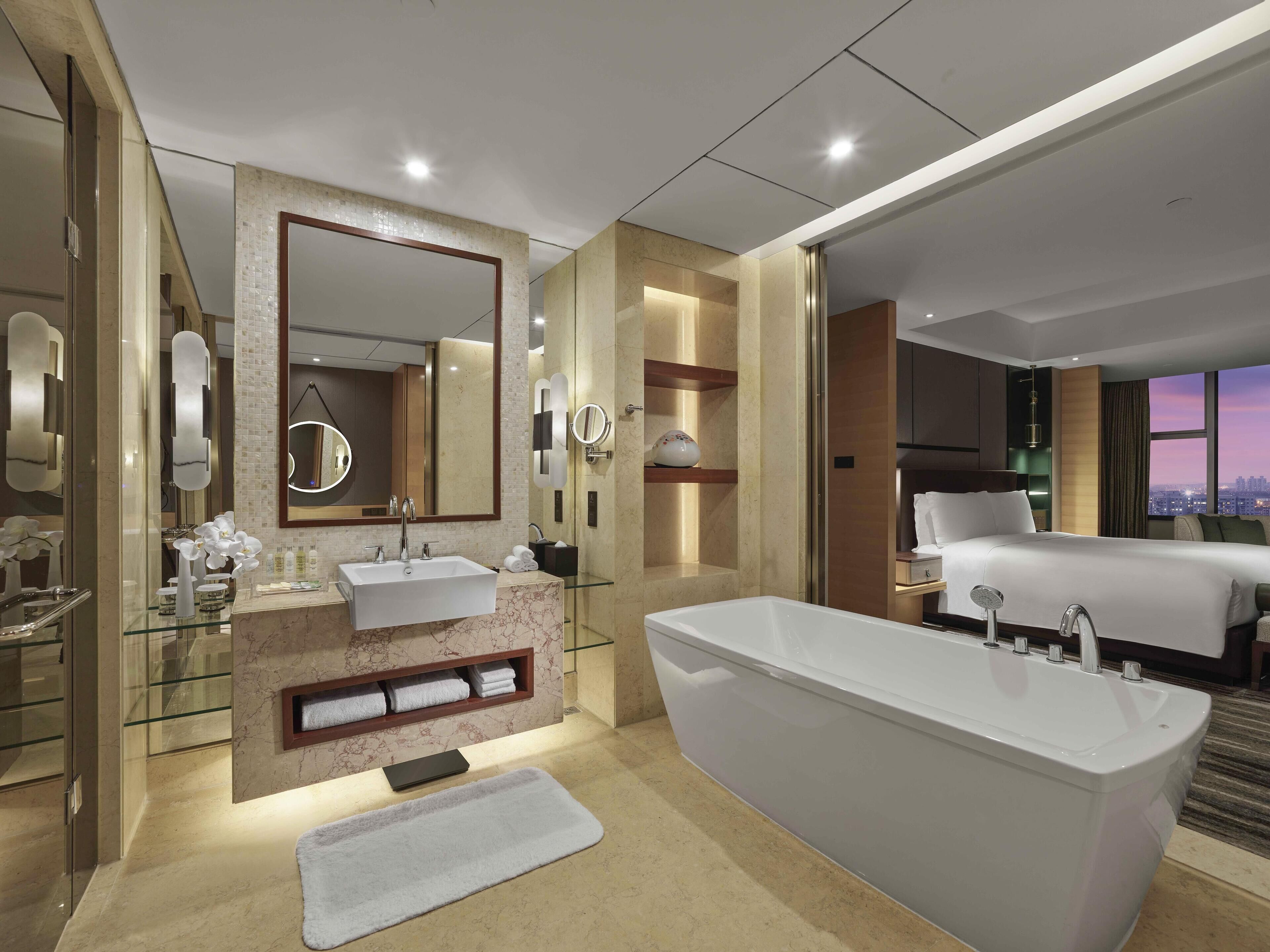 Suite – deluxe, 1 kingsize-seng | Bad | Separat badekar og dusj, regndusjhode og designertoalettartikler