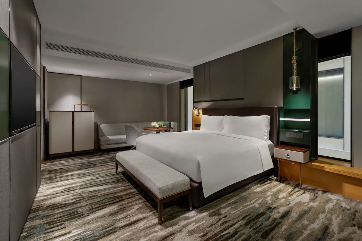 Studio, 1 suuri parisänky (Hilton Tranquil) | Ylelliset vuodevaatteet, minibaari, tallelokero huoneessa