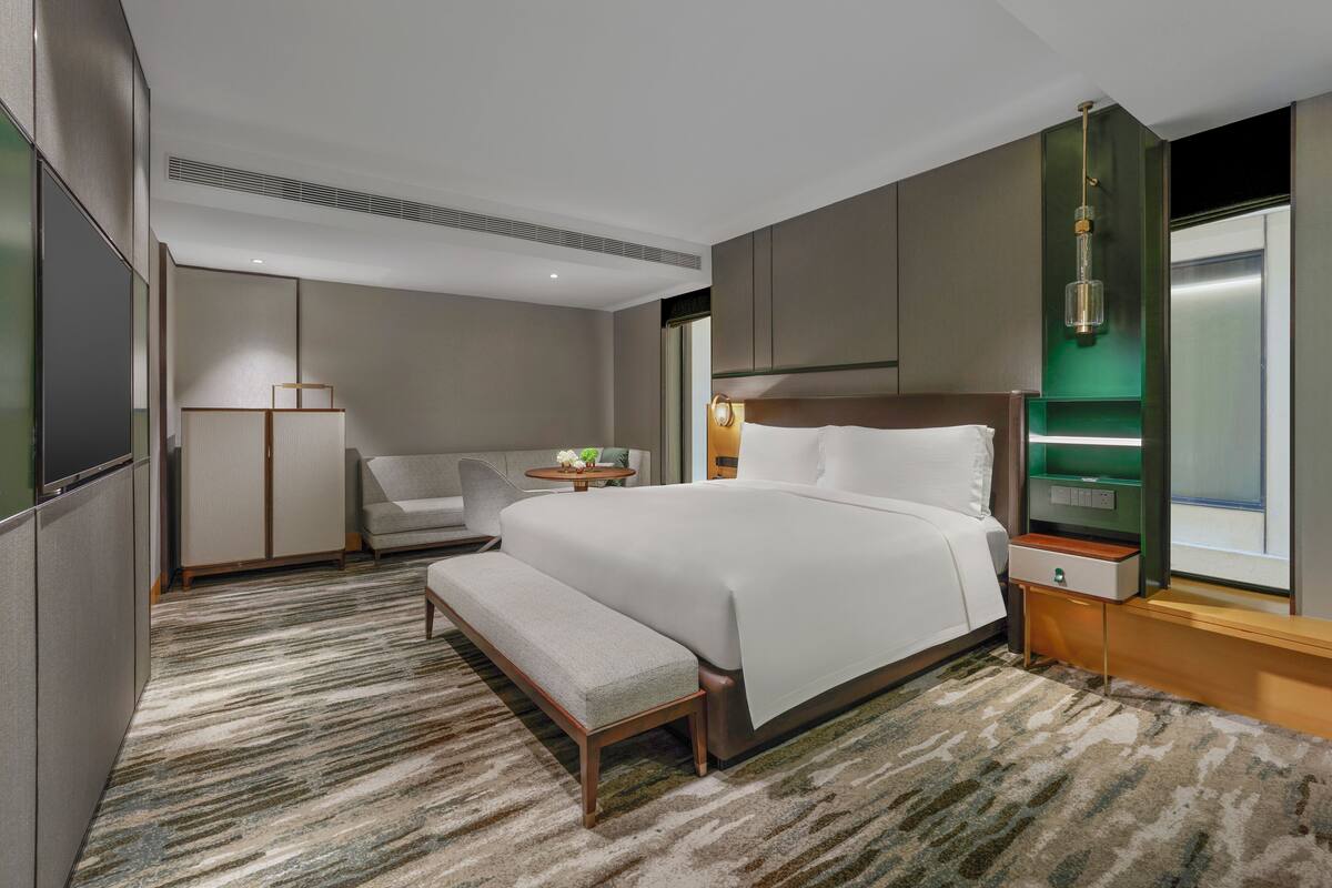 Studio, 1 kingsize-seng (Hilton Tranquil) | Sengetøy av topp kvalitet, dundyner, minibar og safe på rommet