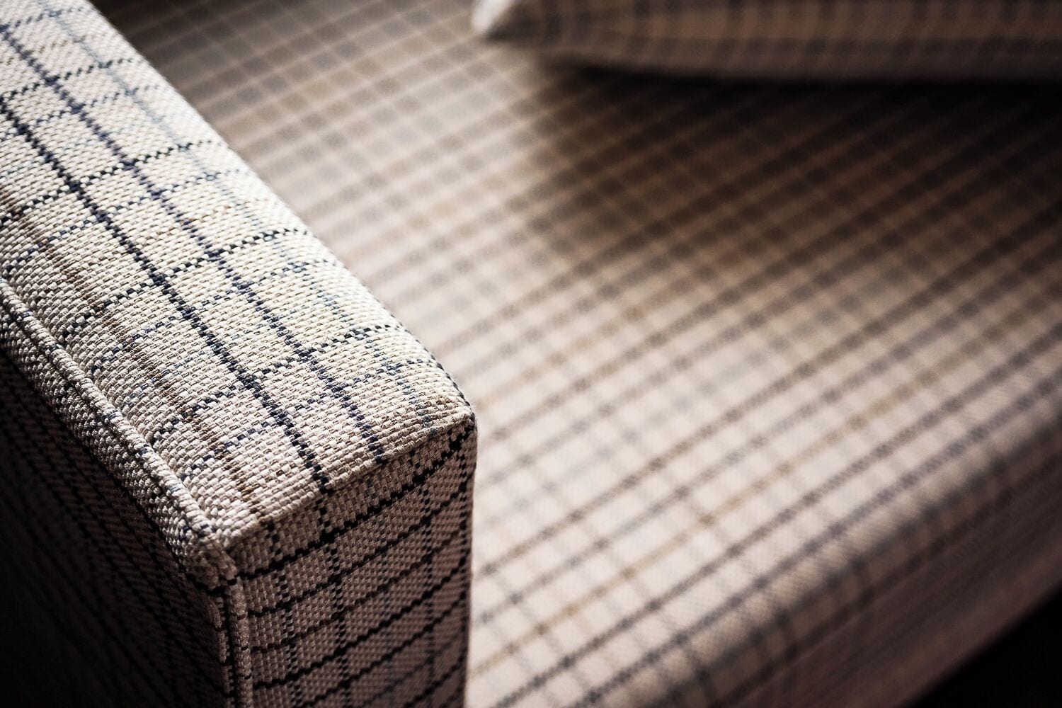 Sengetøy av topp kvalitet, dundyner, minibar og safe på rommet