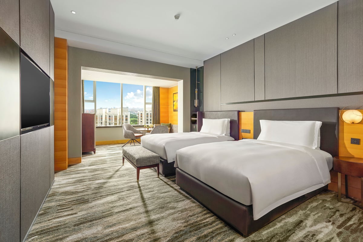 Hilton Deluxe Twin | Premium bedding, down duvets, minibar, in-room safe