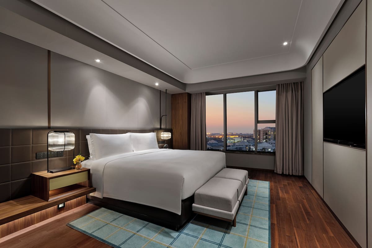 Ylelliset vuodevaatteet, minibaari, tallelokero huoneessa