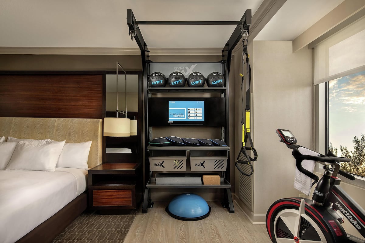 Ropa de cama de alta calidad, cubrecamas y minibar