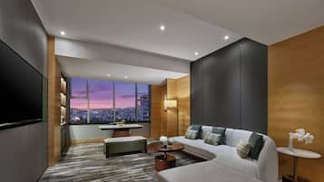 Suíte luxo, 1 cama King | Área de estar | TV LCD 42 polegadas com canais a cabo, TV, dock para iPod