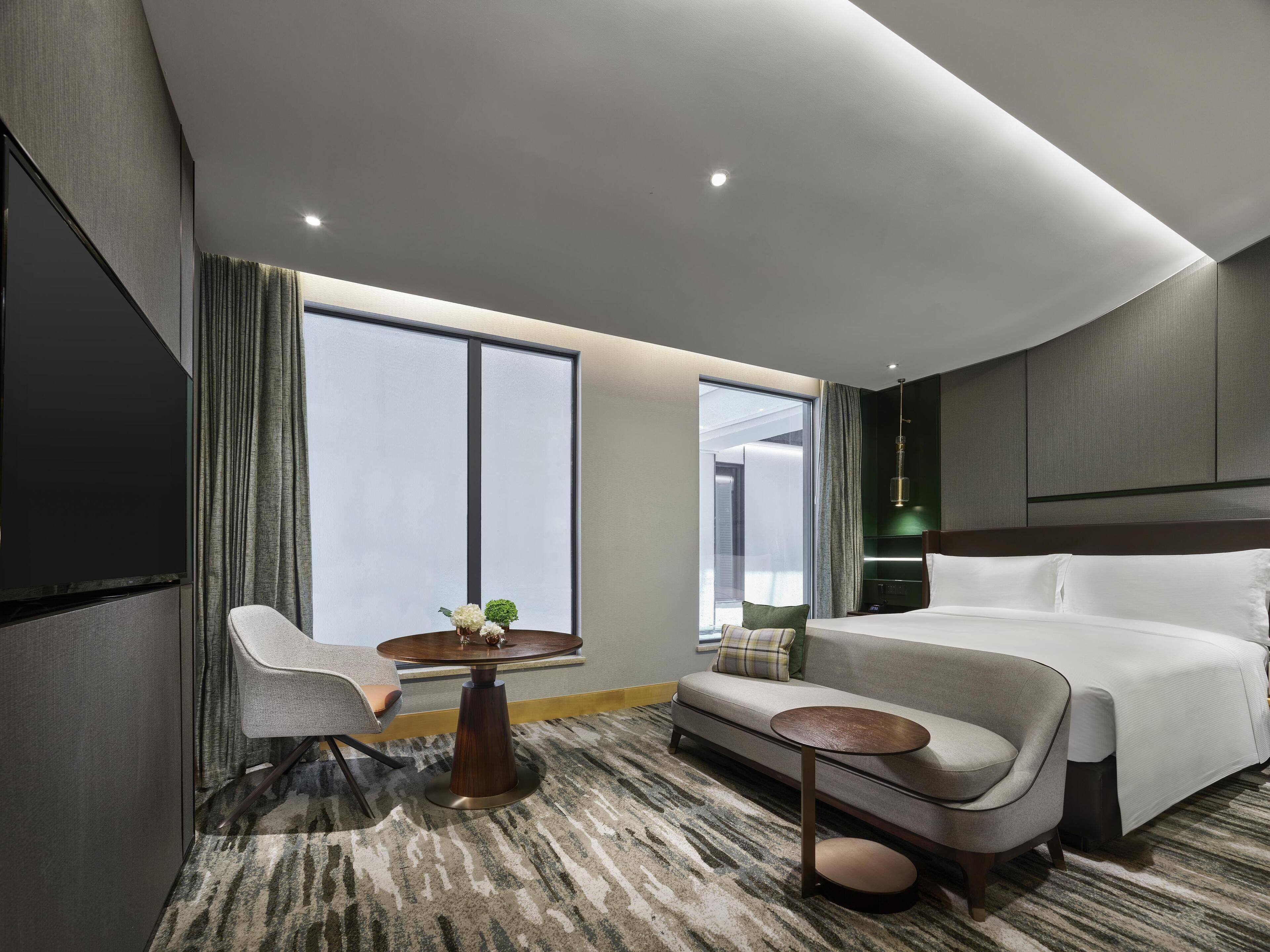 Ropa de cama de alta calidad, cubrecamas y minibar 