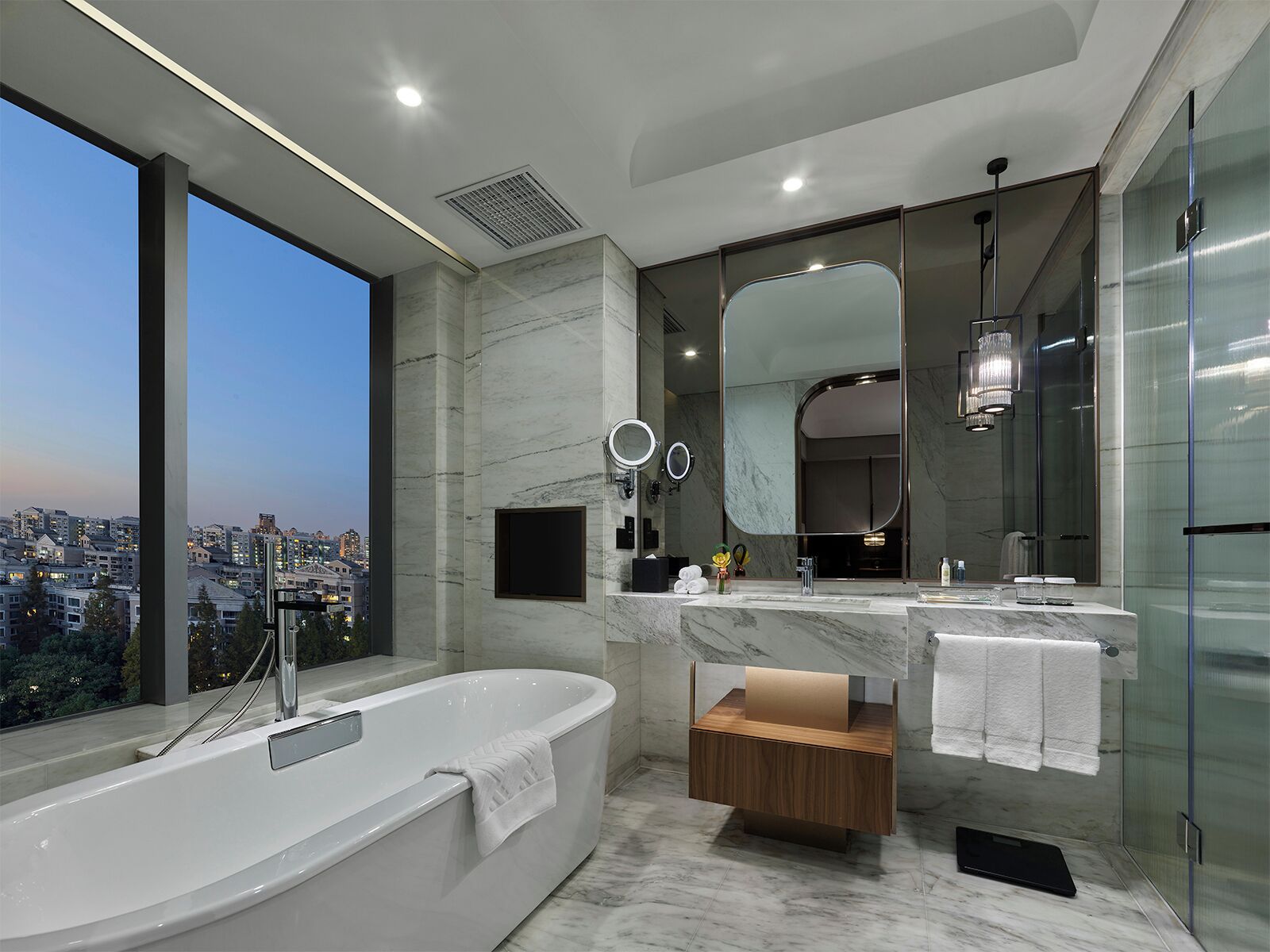 hilton executive king | bathroom | separate bathtub and shower, rainfall showerhead, designer toiletries