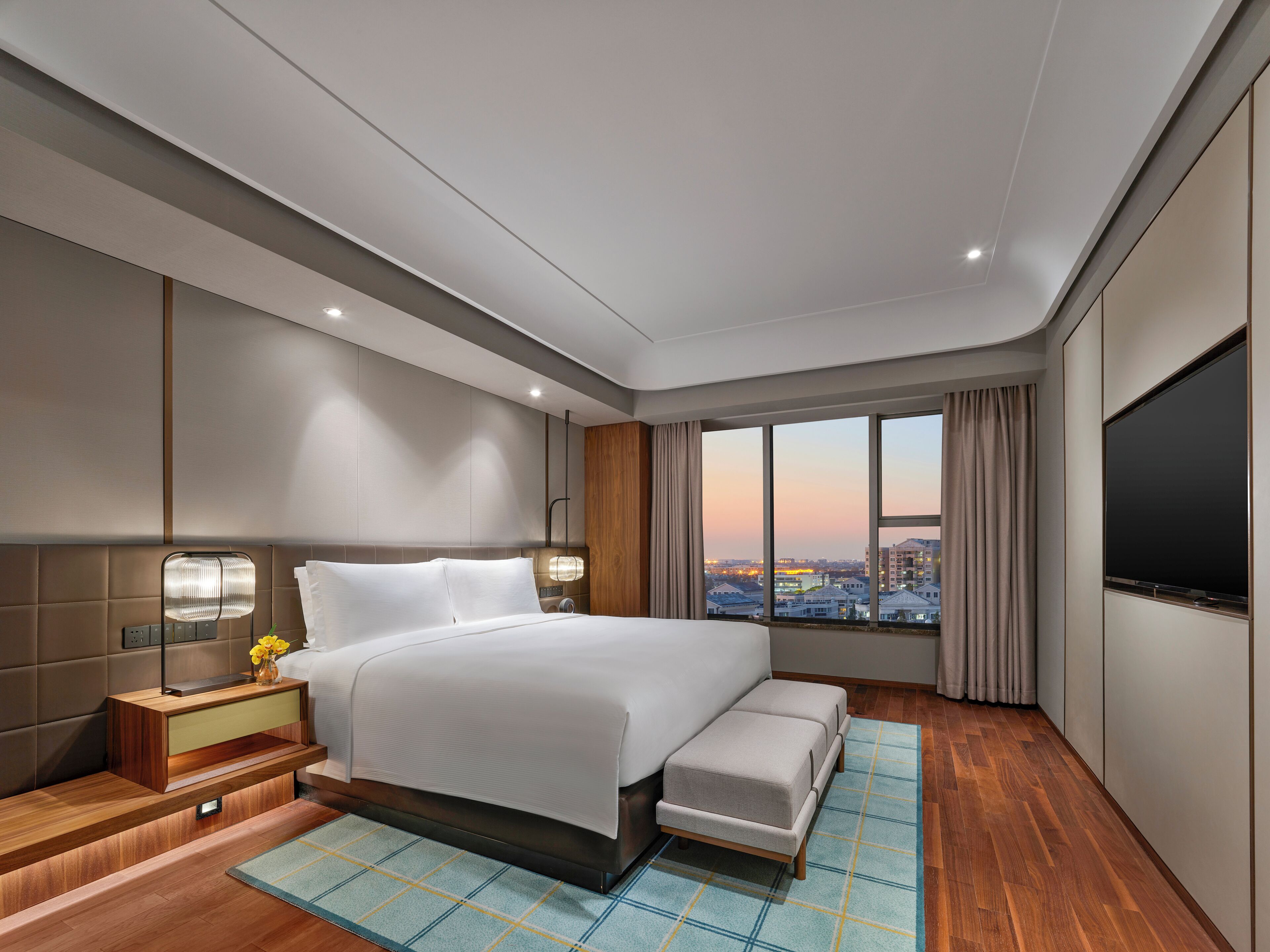 King Hilton, Suite – executive, 1 kingsize-seng | Sengetøy av topp kvalitet, dundyner, minibar og safe på rommet