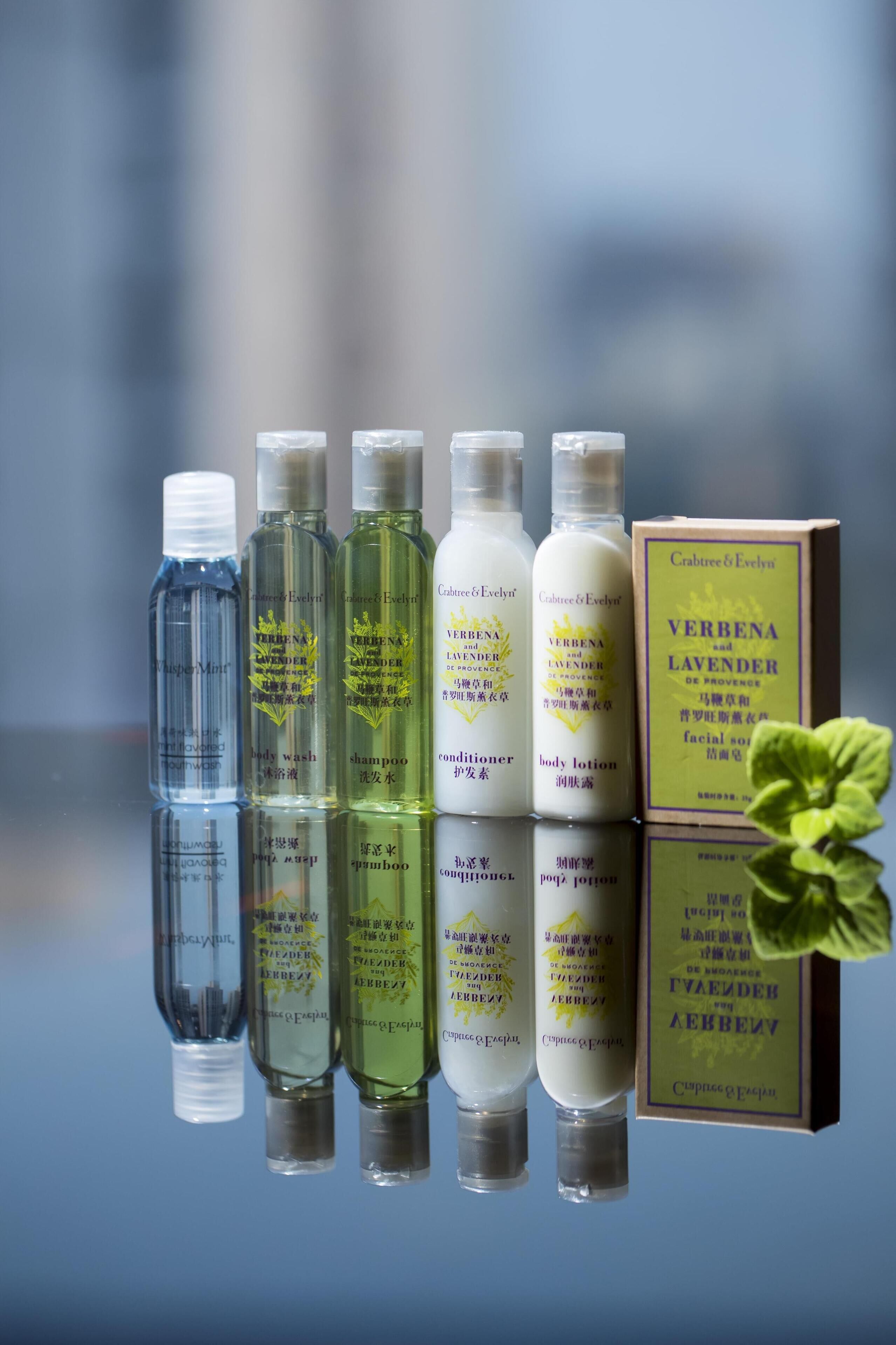 Bañera y ducha independientes, cabezal de ducha tipo lluvia