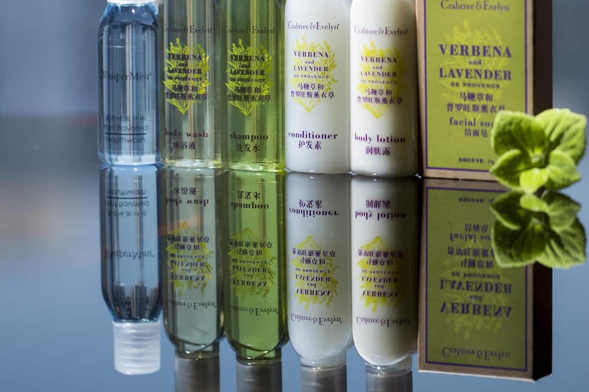 Bañera y ducha independientes, cabezal de ducha tipo lluvia