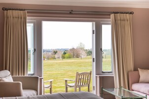 行政客房 | 高档床上用品、迷你吧、客房内保险箱、特色装修