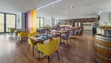 Desayuno buffet diario (EUR 18 por persona)