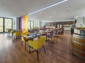 Petit déjeuner buffet (18 EUR par personne)