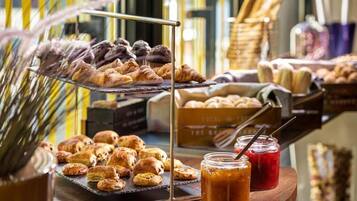 Petit déjeuner buffet (18 EUR par personne)