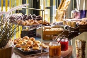 Desayuno buffet diario (EUR 18 por persona)