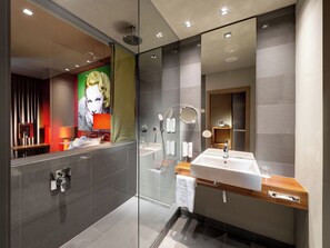 Articles de toilette gratuits, sèche-cheveux, serviettes fournies