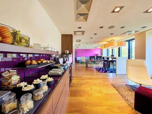 Se ofrece un desayuno bufé (18 EUR por persona)