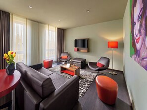 Suite – junior, 1 kingsize-seng, ikke-røyk | Oppholdsområde | En 43-tommers LCD-TV med kabel-kanaler samt TV og filmkjøp