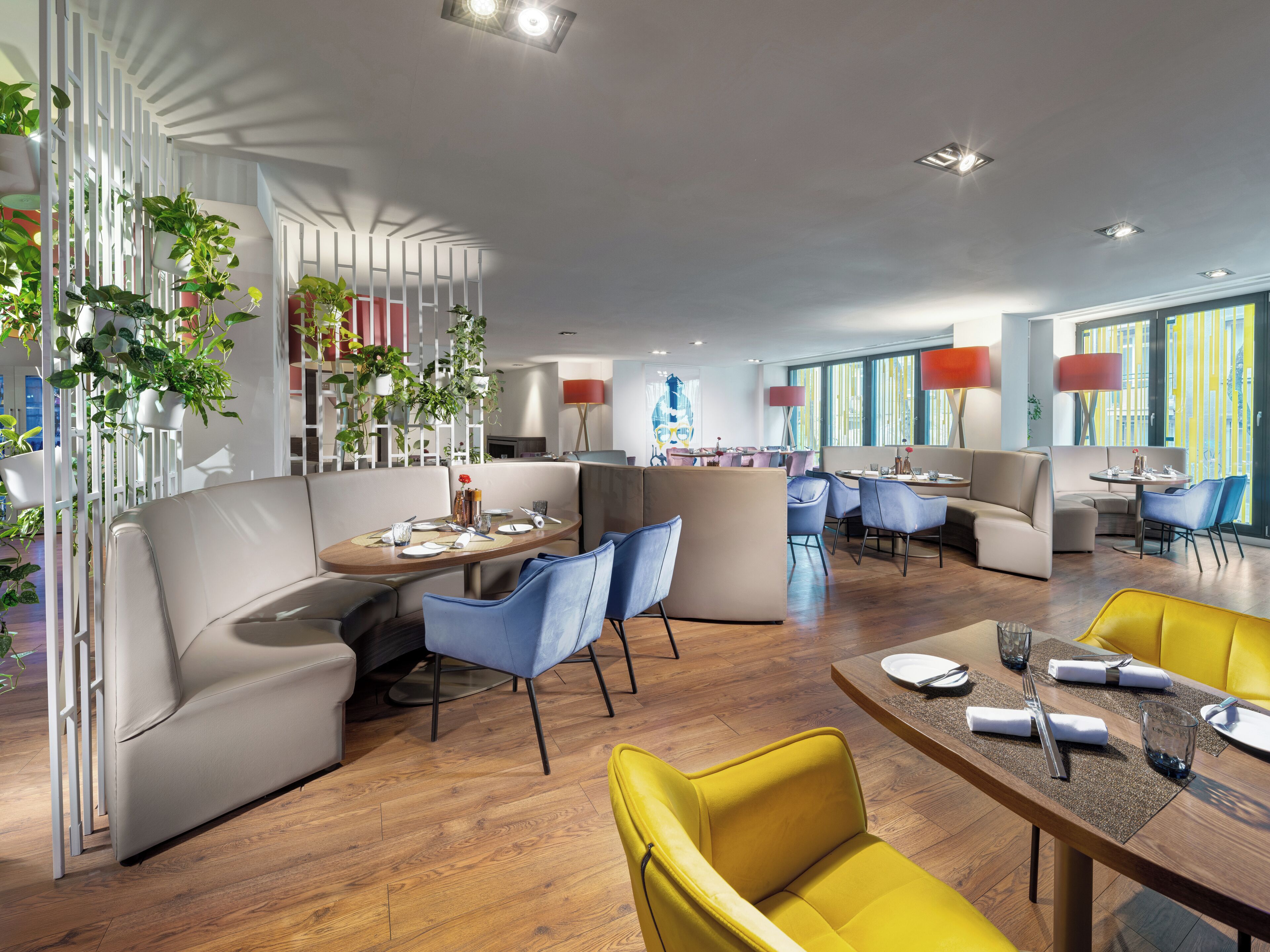 朝食、ランチ、ディナーに営業