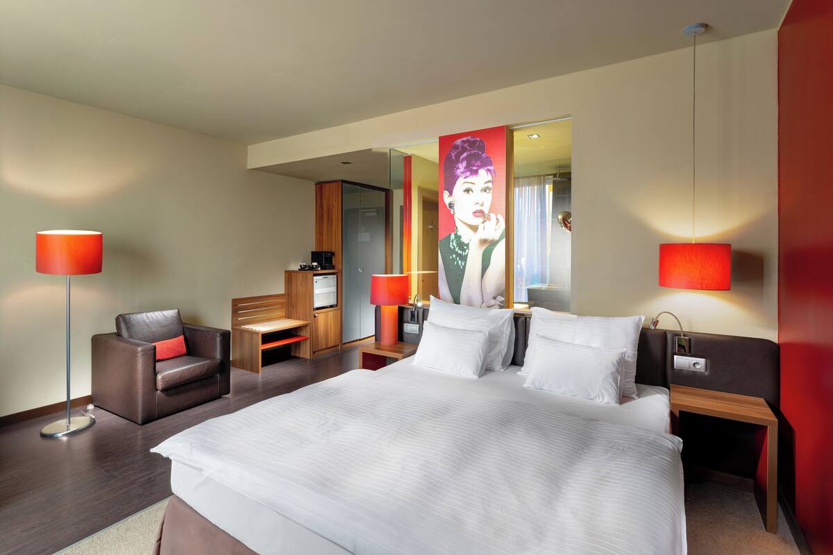 Standard Room, 1 King Bed, Non Smoking | In-room safe, desk, laptop workspace, soundproofing