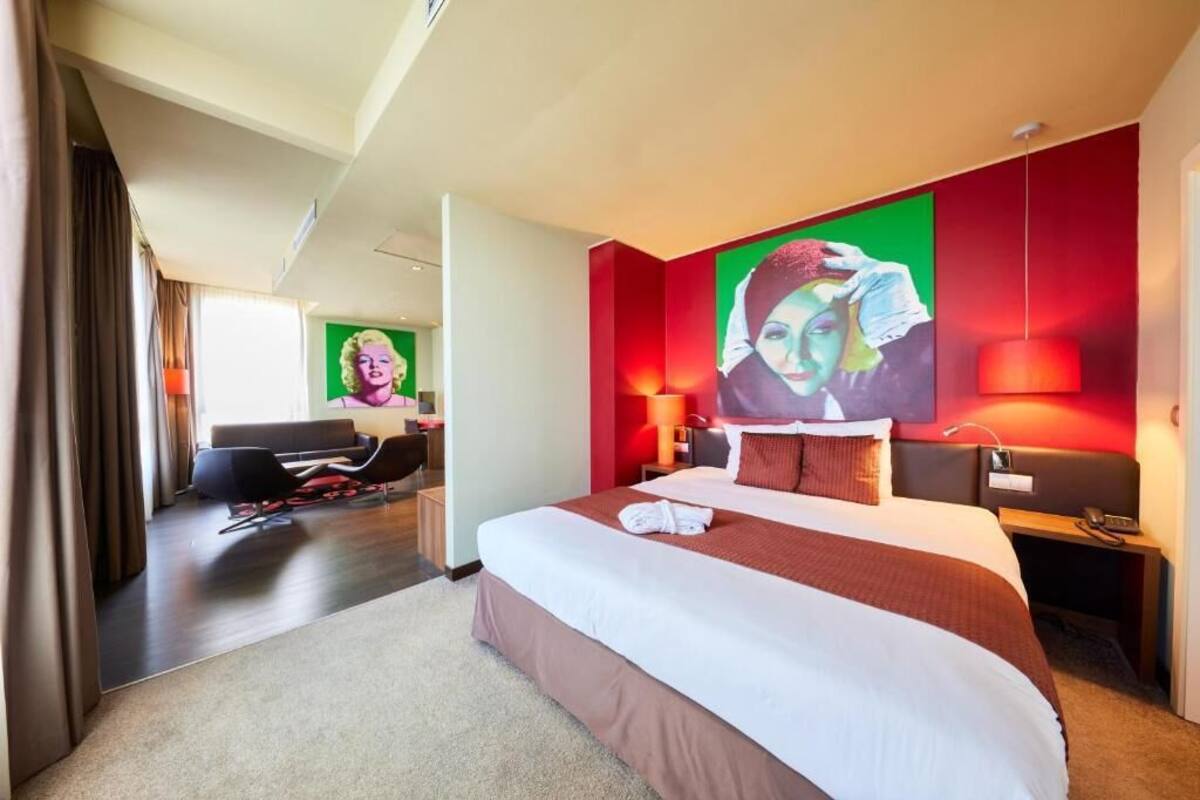 Junior Suite, 1 King Bed, Non Smoking | In-room safe, desk, laptop workspace, soundproofing
