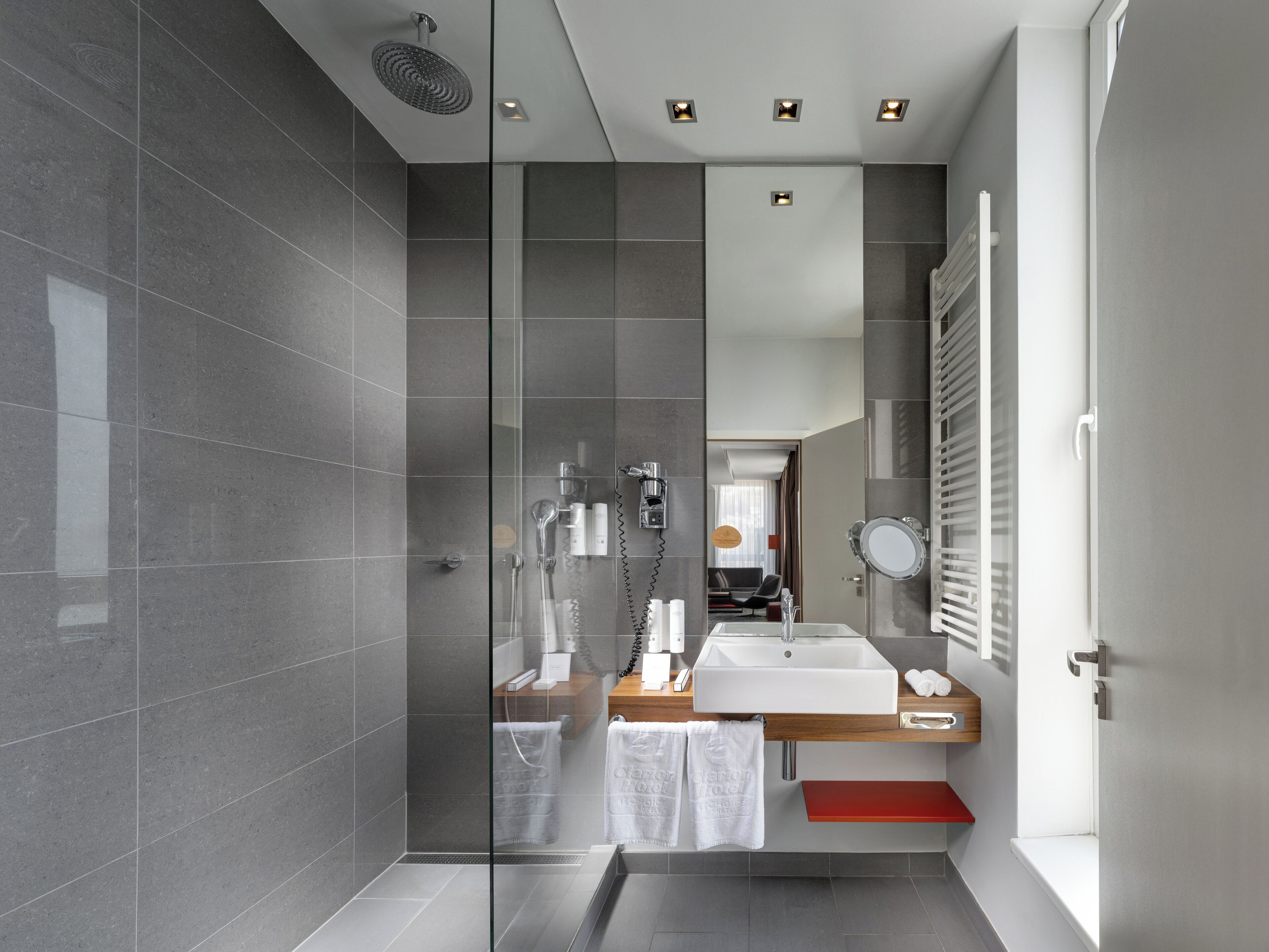 Junior-Suite, 1 King-Bett, Nichtraucher | Badezimmer | Kostenlose Toilettenartikel, Haartrockner, Handtücher