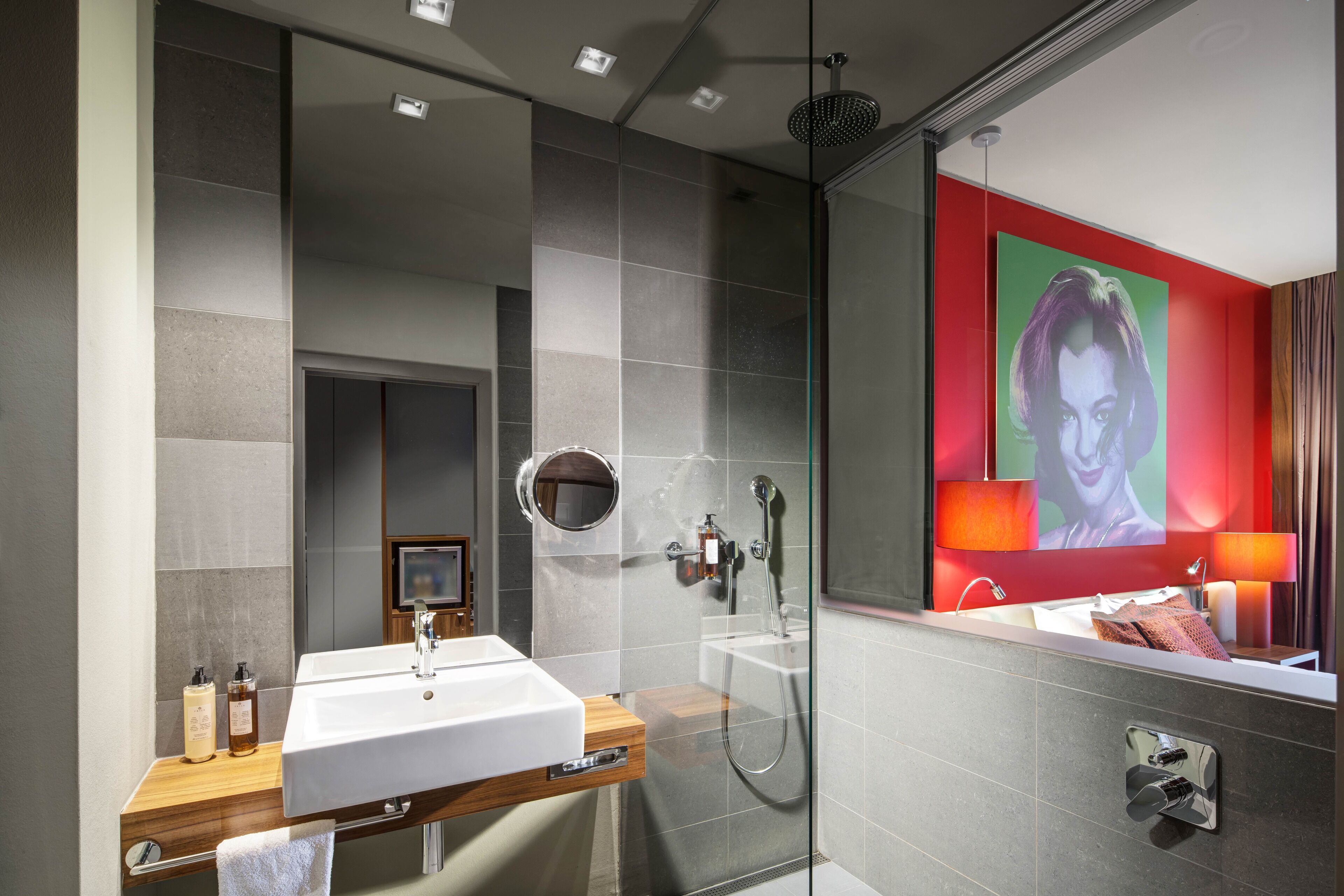 standard room, 1 king bed, non smoking | bathroom | free toiletries, hair dryer, towels