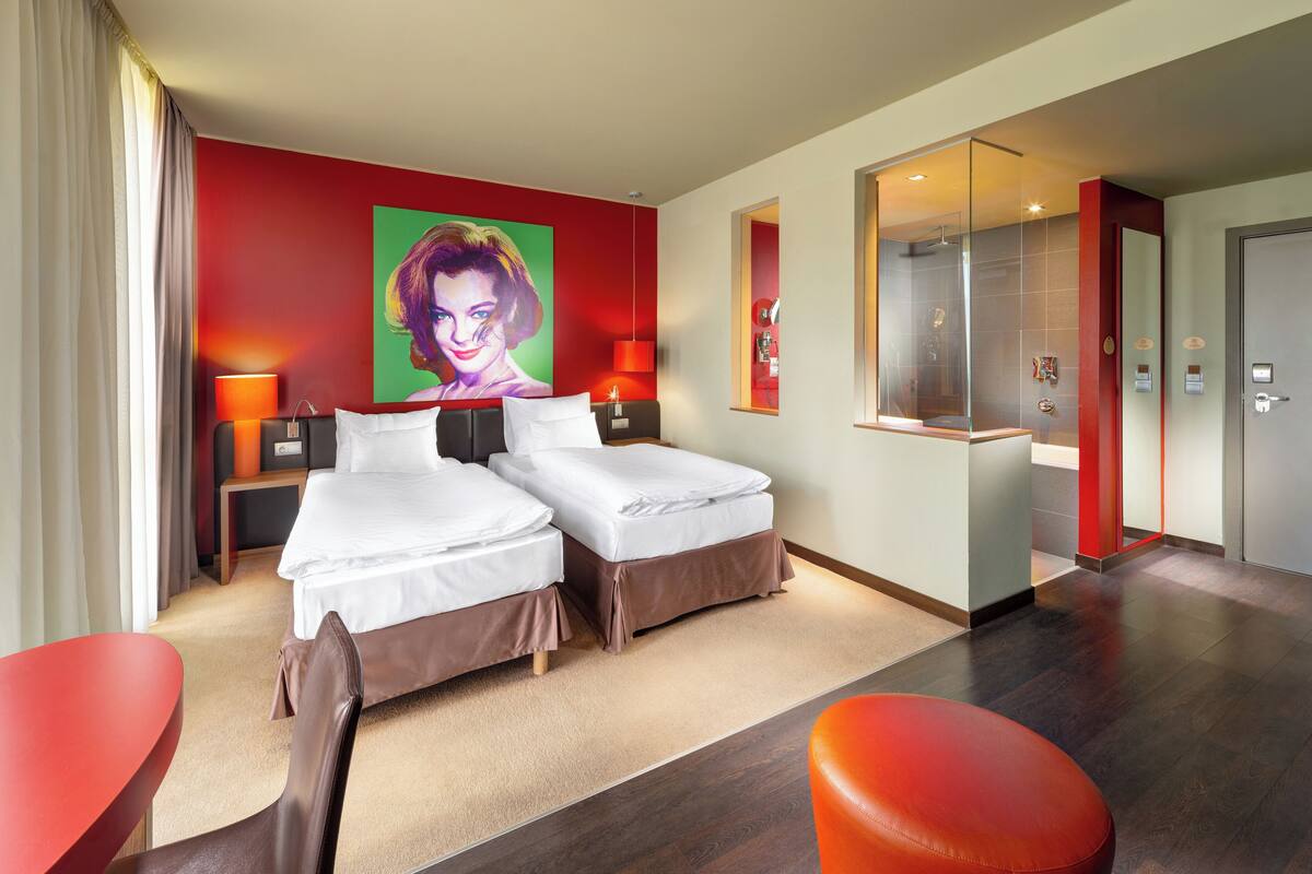 Standard Room, 2 Twin Beds, Non Smoking | In-room safe, desk, laptop workspace, soundproofing