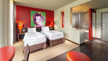 Standard Room, 2 Single Beds, Non Smoking | In-room safe, desk, laptop workspace, soundproofing