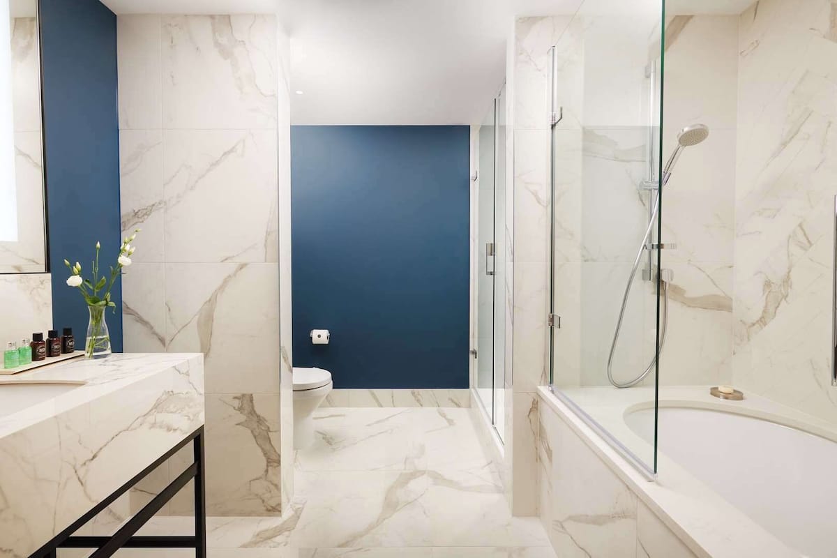 Suite, Non Smoking (Heritage) | Bathroom | Shower, free toiletries, hair dryer, bathrobes