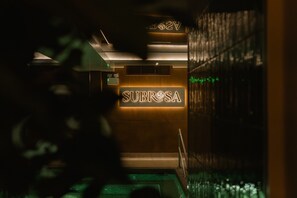 Couples treatment rooms, body treatments, hot stone massages