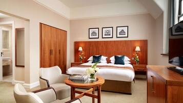 Kamar Twin Klasik, Bebas Asap Rokok | Seprai katun Mesir, seprai premium, brankas, dan didekorasi berbeda-beda