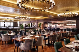 2 restaurants, breakfast served