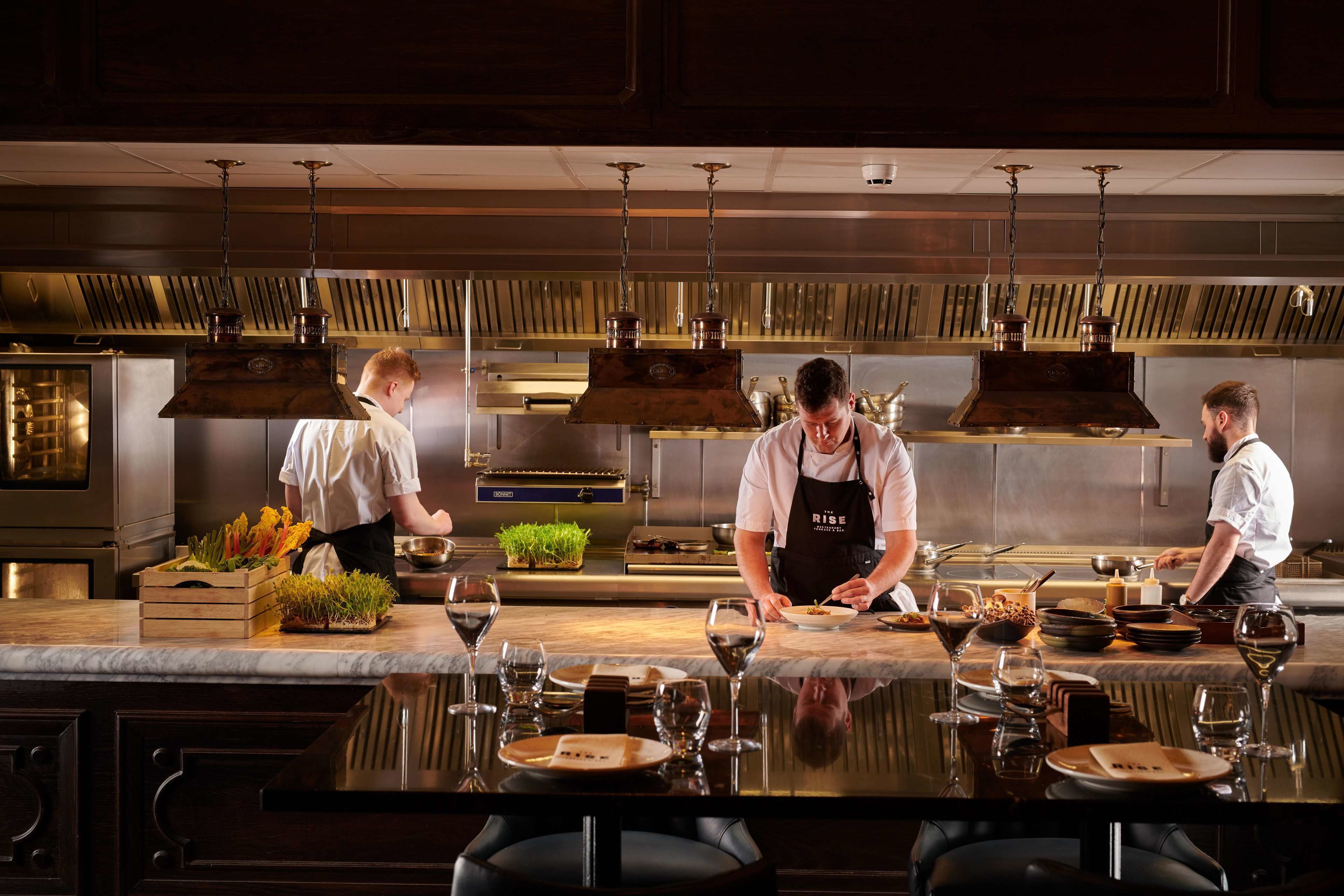 2 restaurants, breakfast served