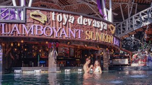 Un área de bar con un letrero que dice "toyas devasa Lamboyant Sunkhen".