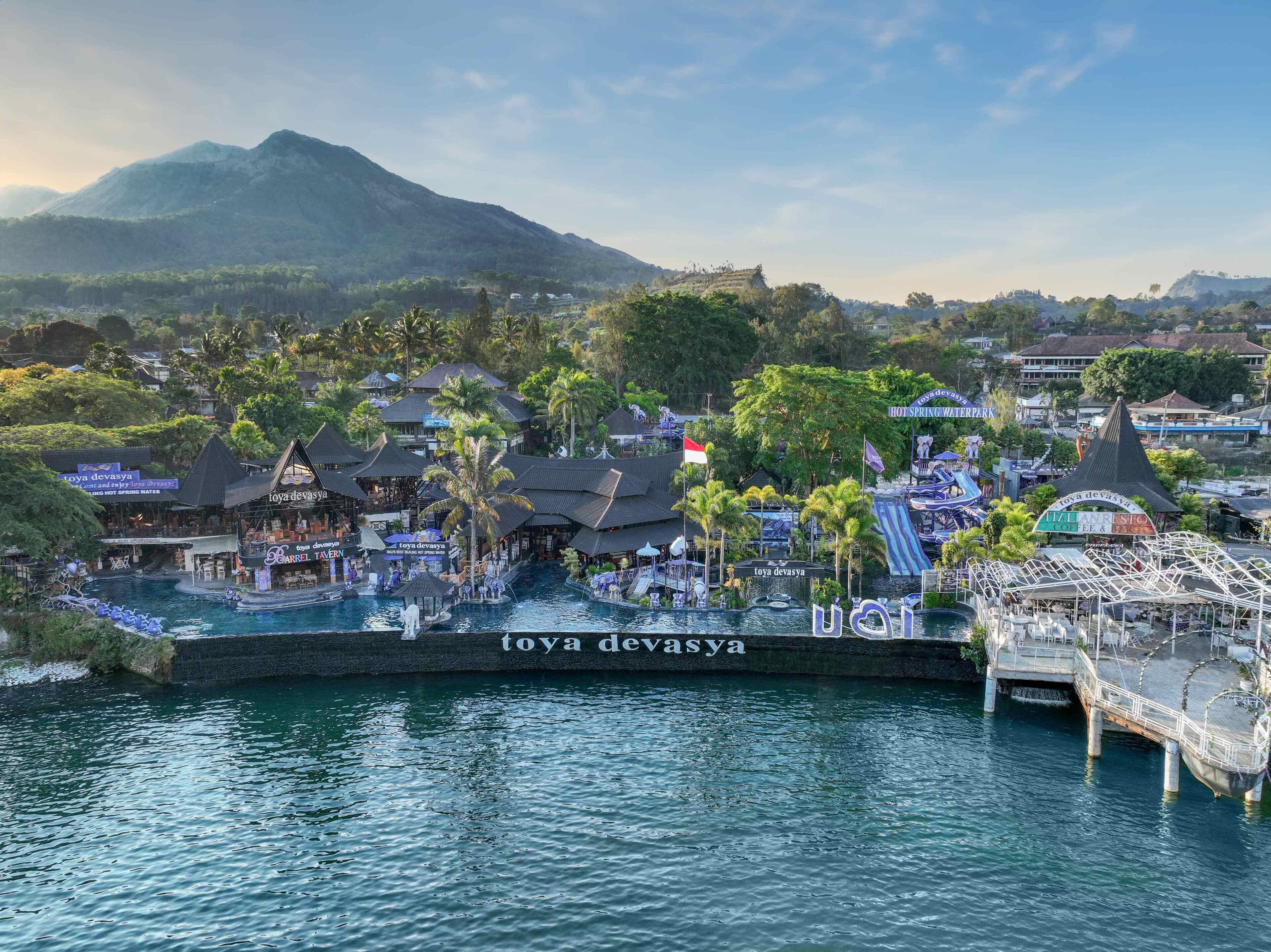A resort with a swimming pool, Italian restaurant, and a hot spring water park.