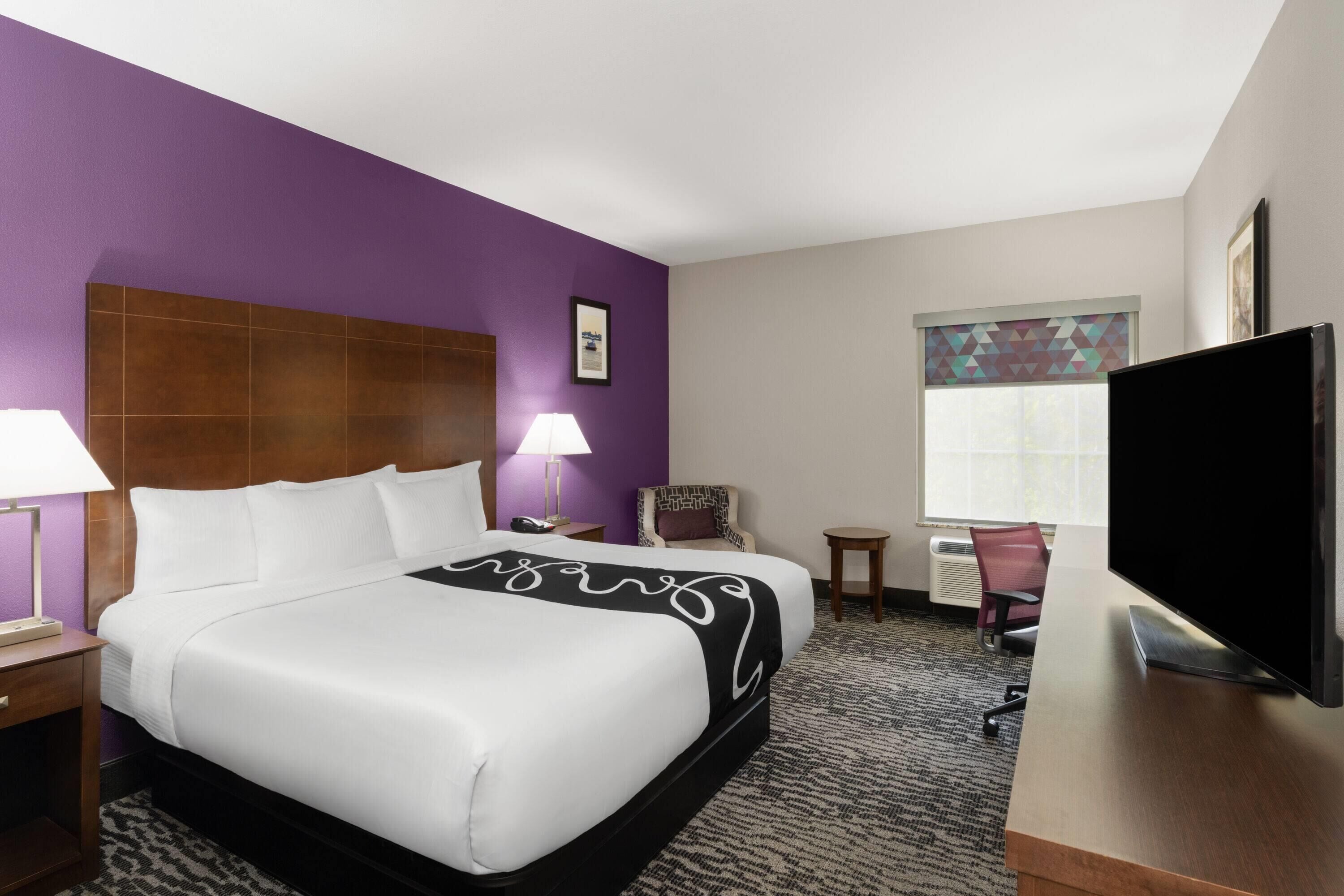 Room, 1 King Bed, Non Smoking | Premium bedding, pillowtop beds, desk, iron/ironing board