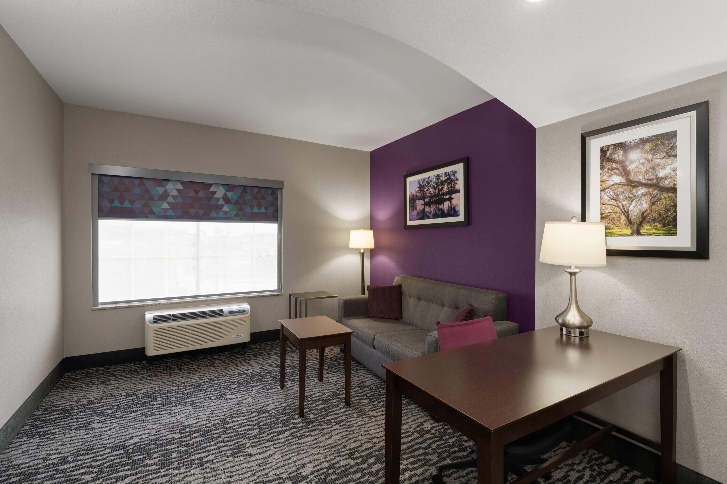 Deluxe Room, 1 King Bed, Accessible, Non Smoking (Mobility/Hearing Impaired Accessible) | Premium bedding, pillowtop beds, desk, iron/ironing board