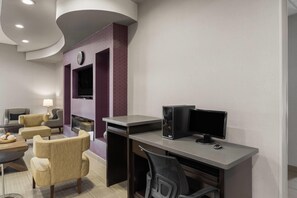 Business center - La Quinta Inn & Suites by Wyndham Baton Rouge Denham Springs (Baton Rouge)